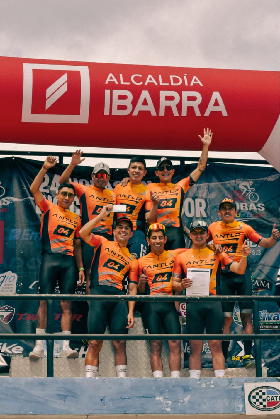 Equipo de ciclismo Antílope en el podio de las 24 Horas, Ibarra