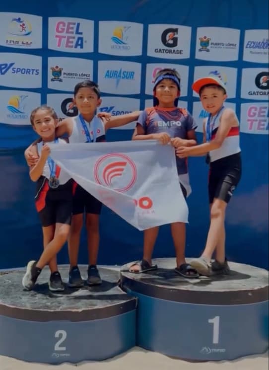 Equipo juvenil de triatlón en el podio con kit Antílope