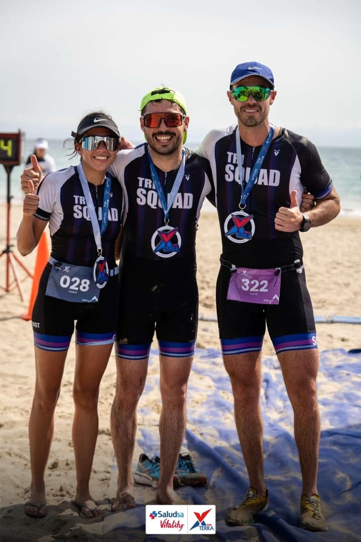 Equipo de triatlón TRI SQUAD con trisuits Antílope