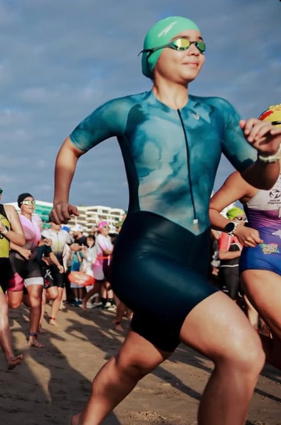 Triatleta con trisuit Antílope en competencia